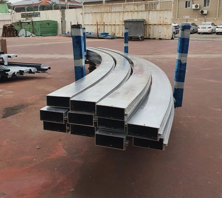 פרופילי אלומיניום מכופפים בסדנת כיפוף